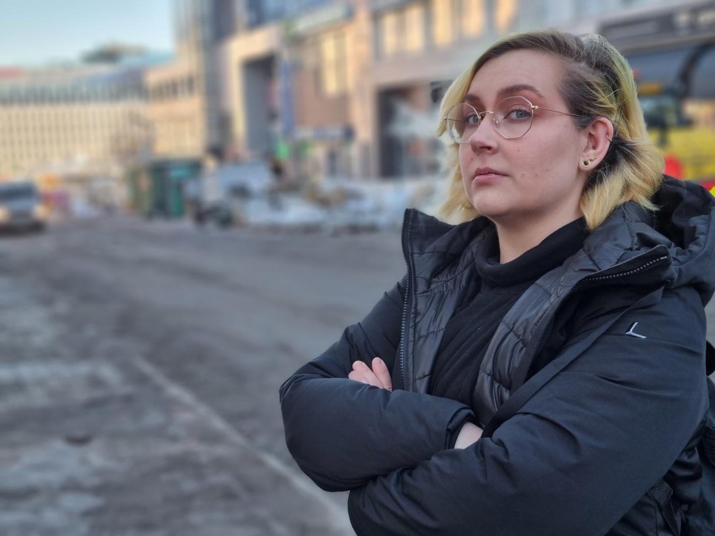 Ung kvinna med bestämd min