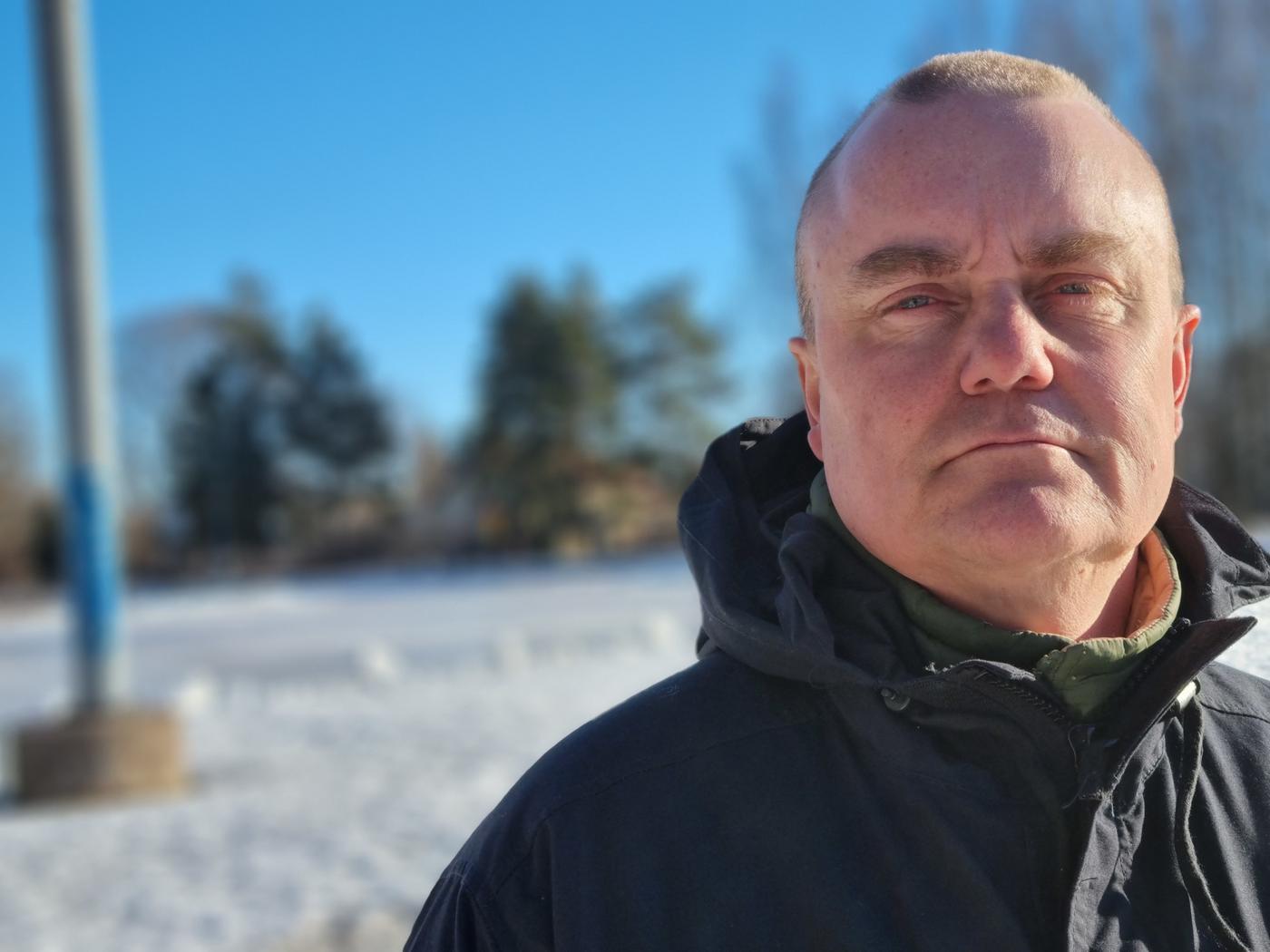 Medelålders man med bestämt min