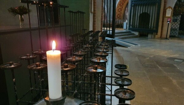 Ett tänt ljus i en kyrka