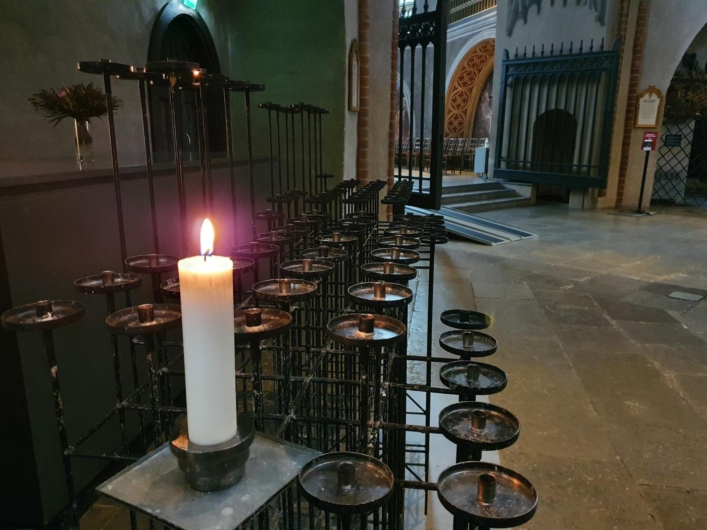 Ett tänt ljus i en kyrka