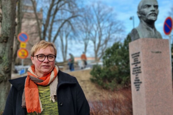 Kvinna bredvid staty