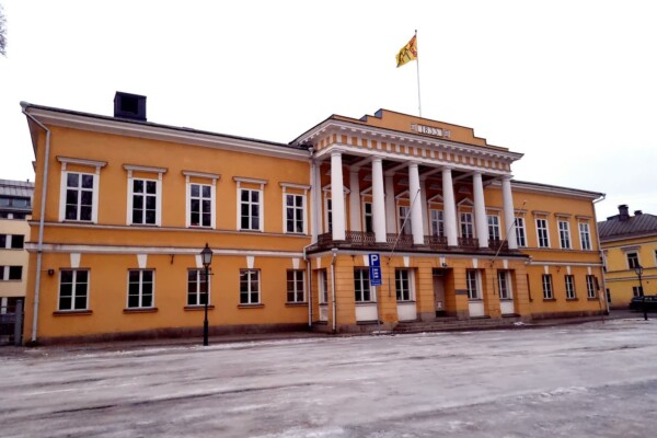 Ett ståtligt gult hus