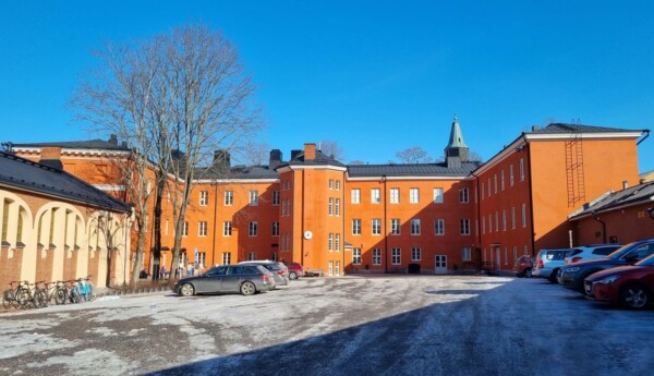 gammal orange stor skolbyggnad i marssol