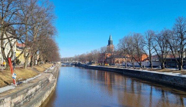 blå å med domkyrka i bakgrunden, fotad i marssol