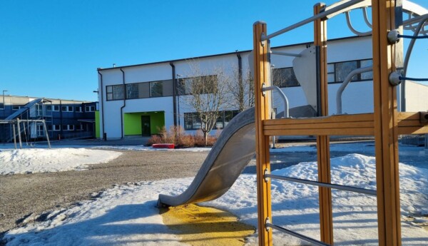 exteriör av ny skolbyggnad, bilden skiftar i blått, fotad en solig marsmorgon