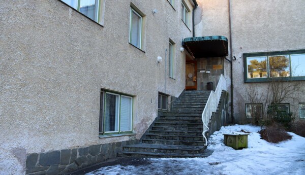 En byggnads ingång.