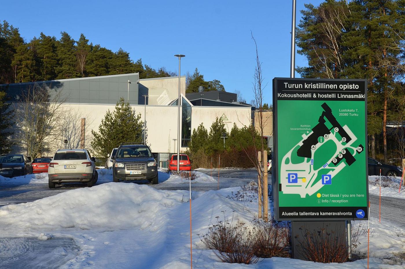 Kantig skolbyggnad