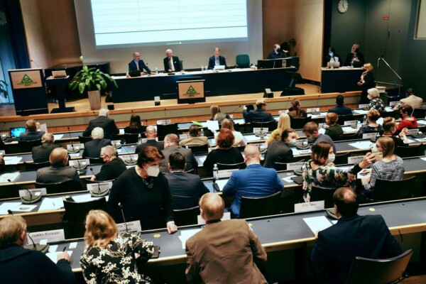 Människor i stor mötessal