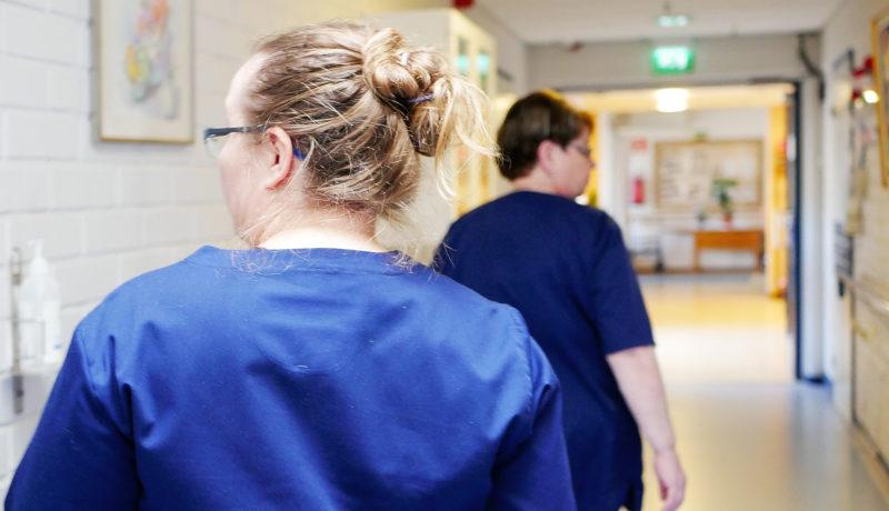 två vårdare i en korridor