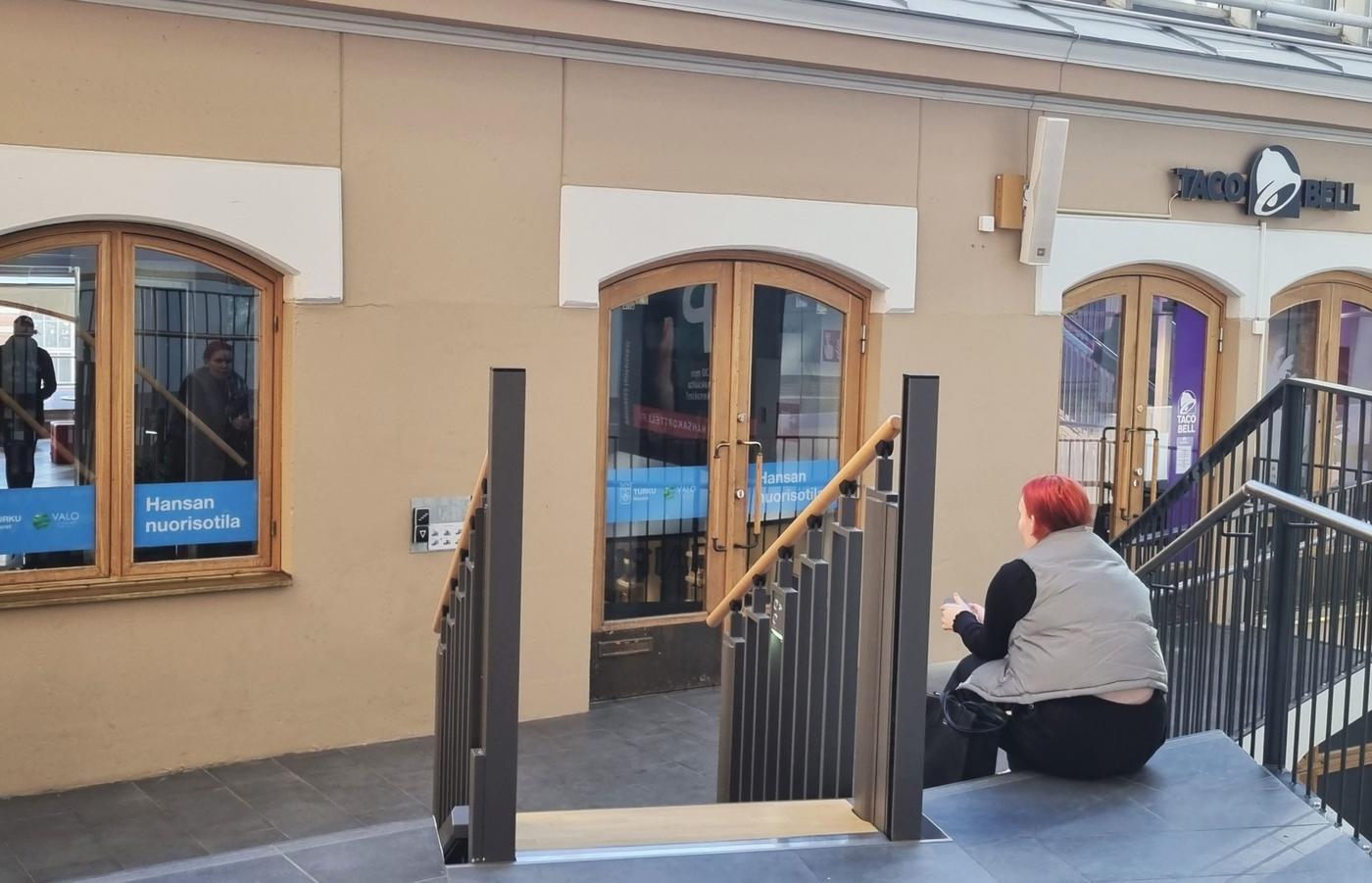 en ung person och hus