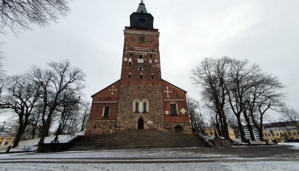 Åbo domkyrka fotograferad utifrån.