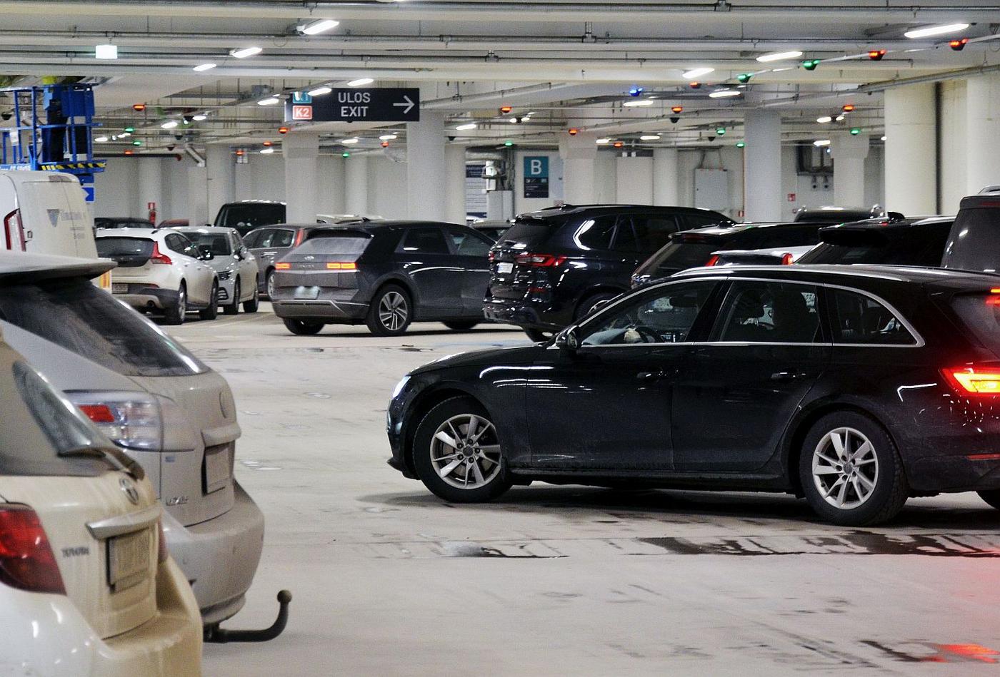 Bilar i parkeringshall
