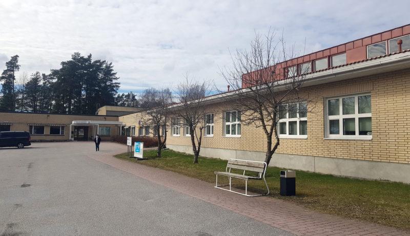 Låg vårdbyggnad i tegel