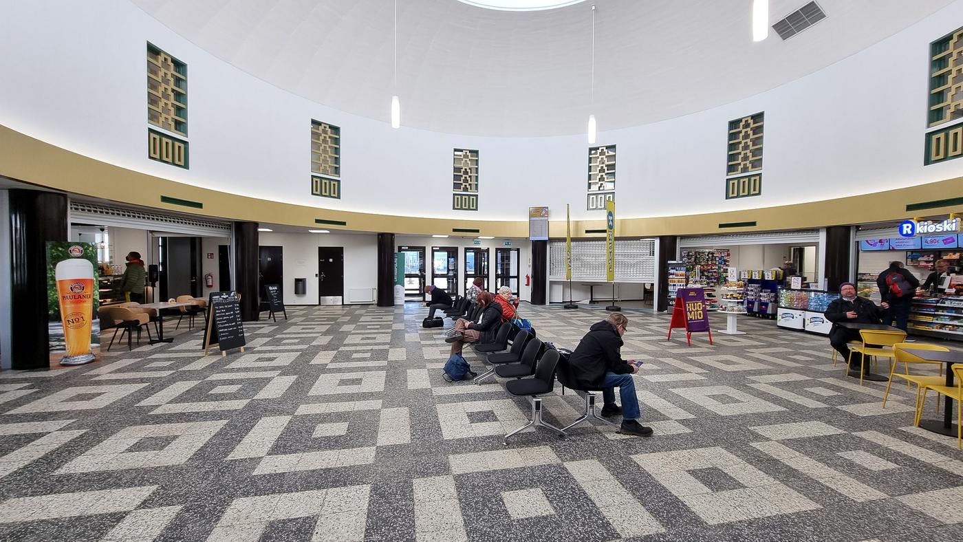 Inne i Åbo busstation.