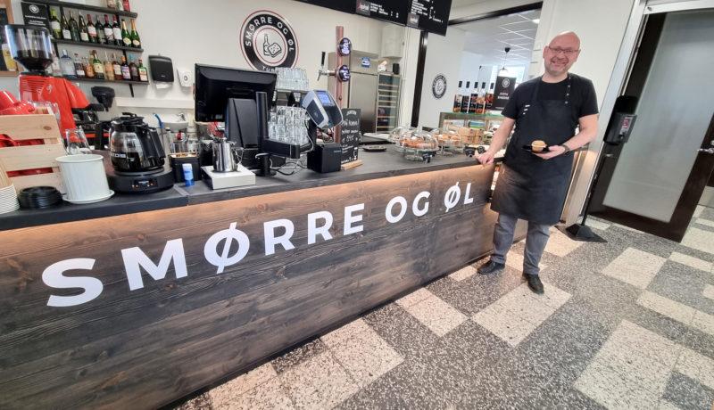 Man framför disken till ett café.