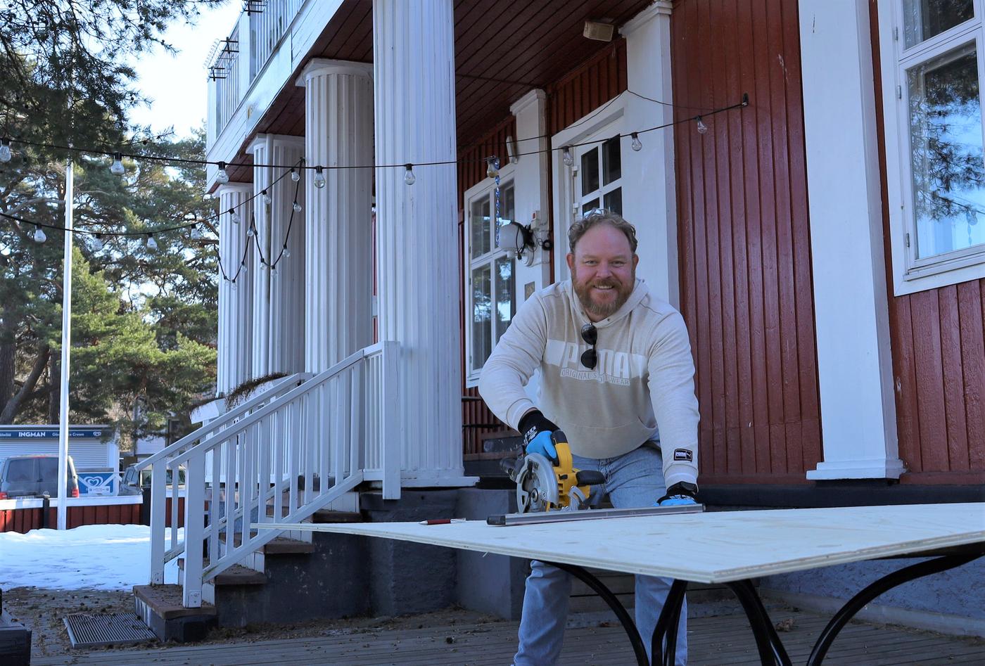 En man som sågar