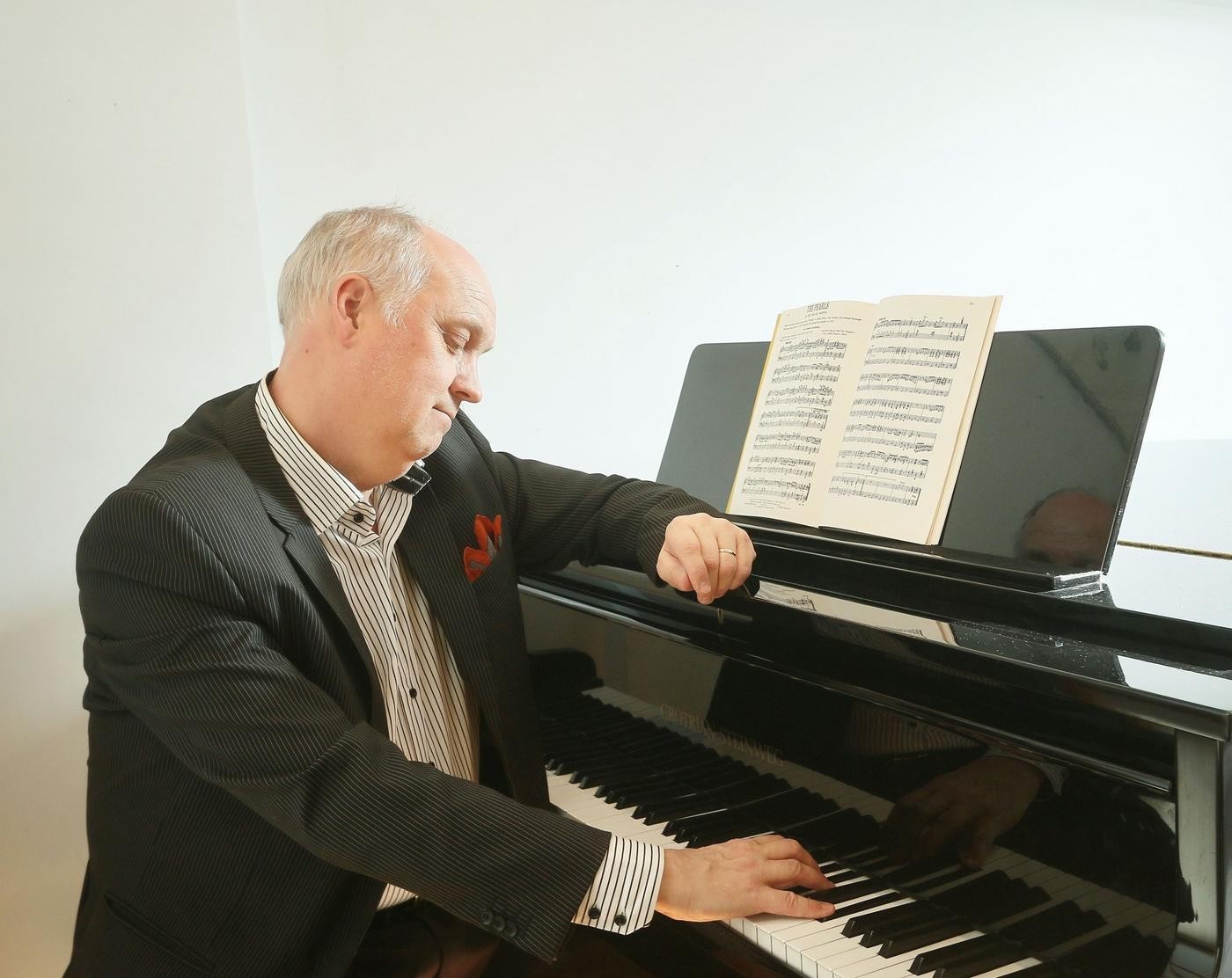 man vid ett piano