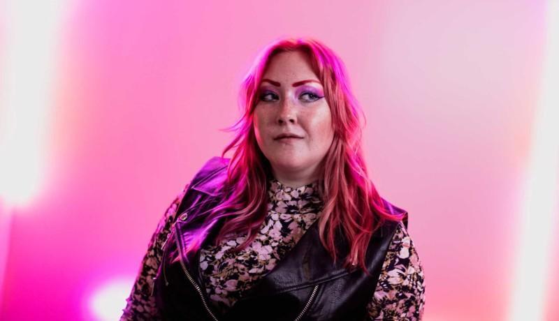 kvinna i rosa hår