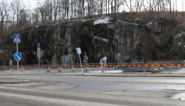 En bergsvägg och ett staket.