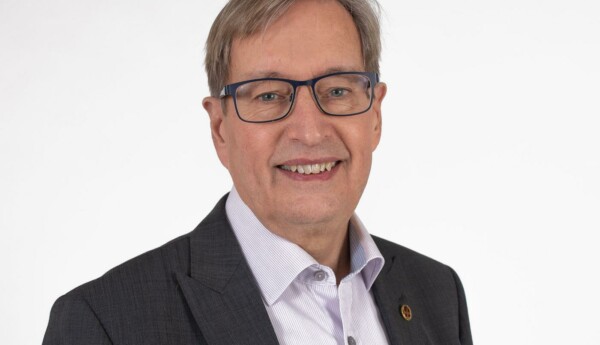 en man med glasögon