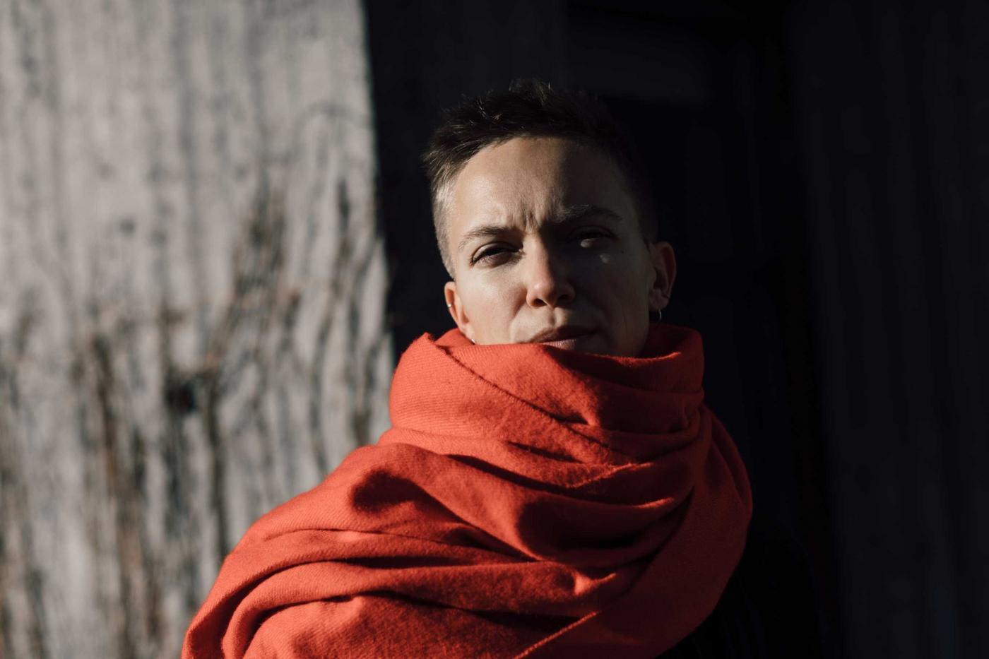 En kvinna med röd scarf