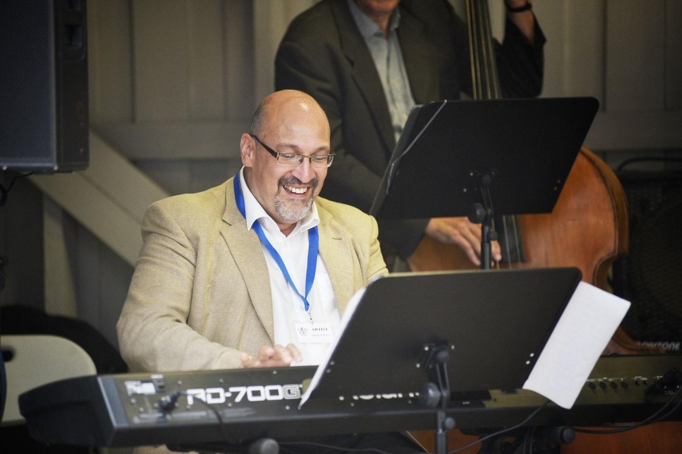 man vid ett piano