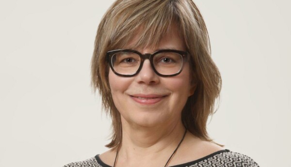 kvinna med glasögon