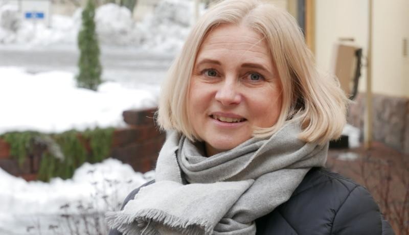 Kvinna utanför hus