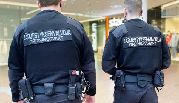 Två ordningsvakter.