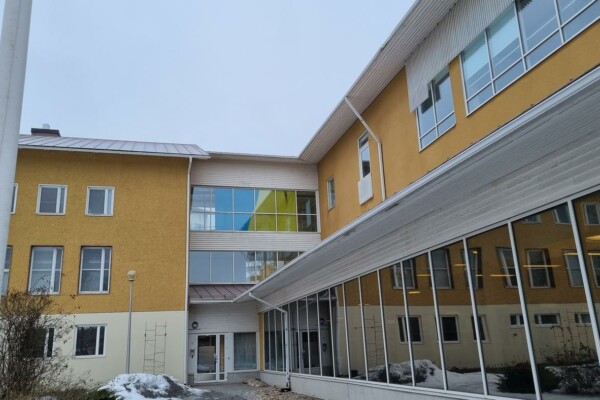 ett hus som dekorerats med ukrainska färger