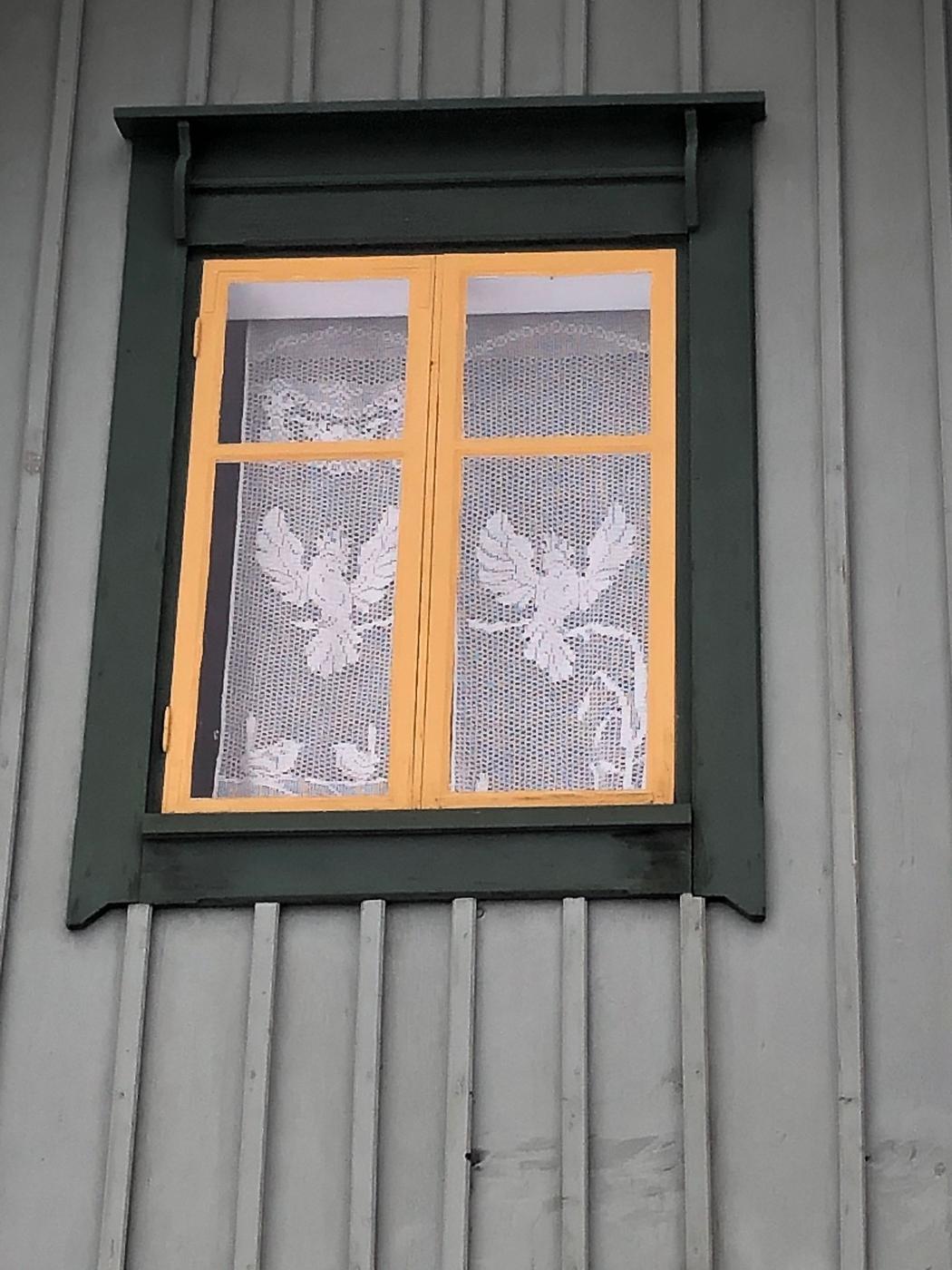 fönster med virkat