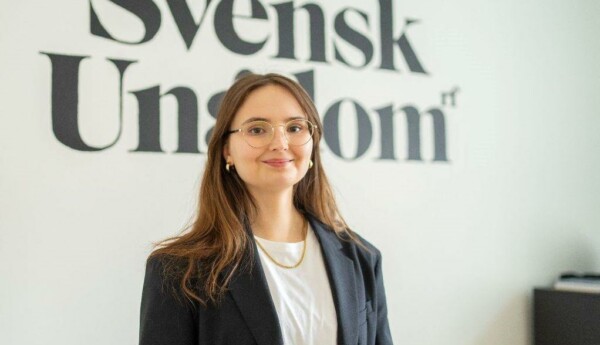 en kvinna i glasögon