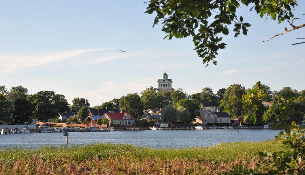 en kyrka och mycket gräs