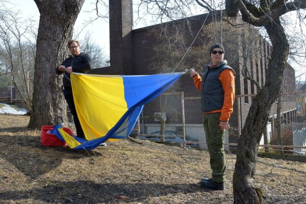 Man och kvinna med Ukrainas flagga