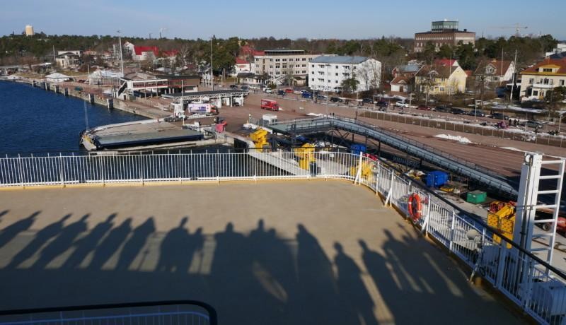 skuggor på ett fartygsdäck
