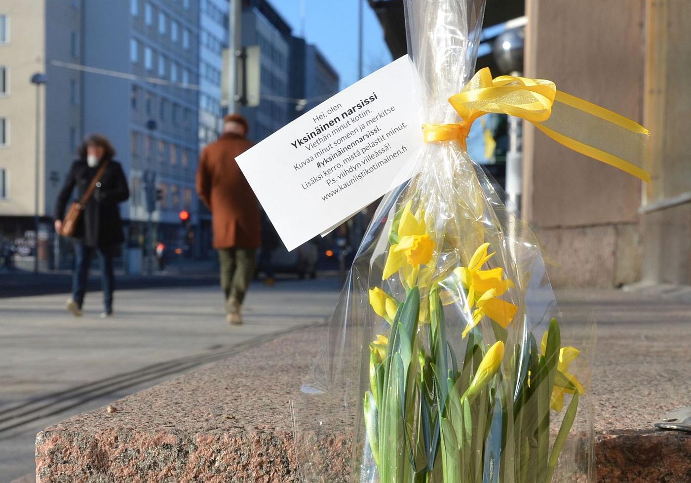 Blomma står på trappa i stadsmiljö