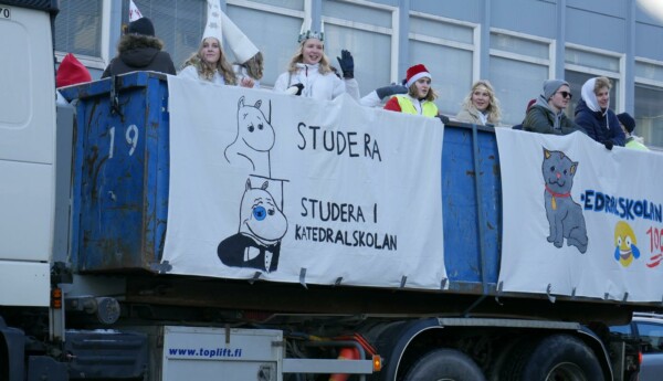 Ungdomar åker på ett lastbilsflak