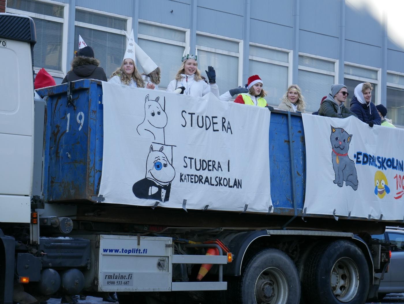 Ungdomar åker på ett lastbilsflak