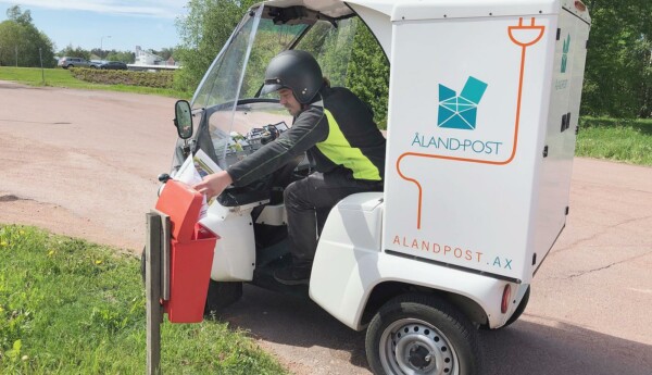 En liten postbil