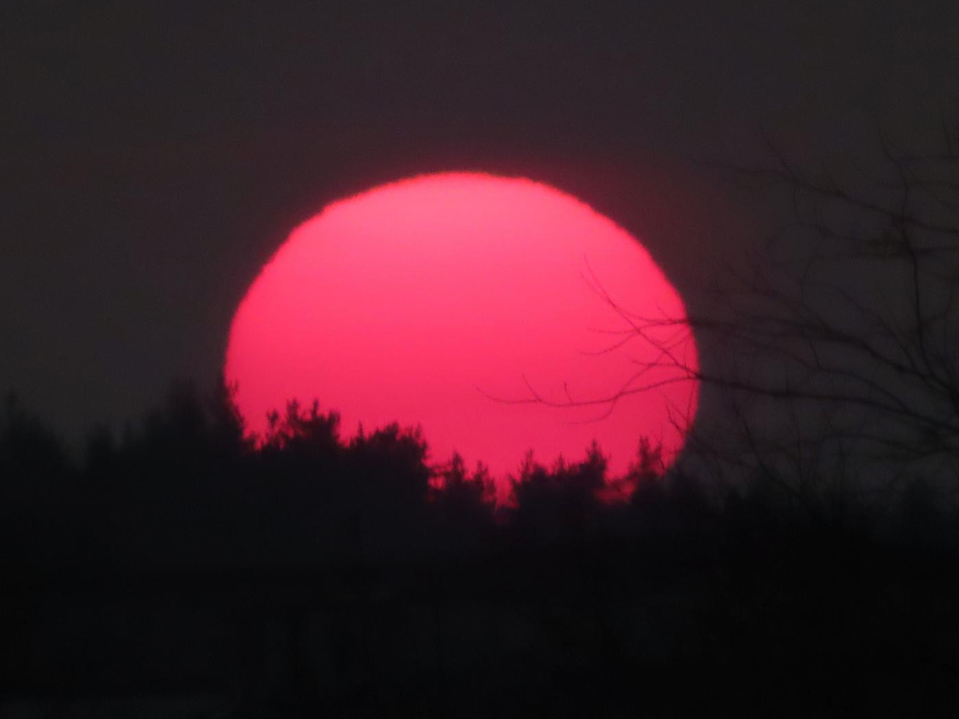 en knallröd solnedgång