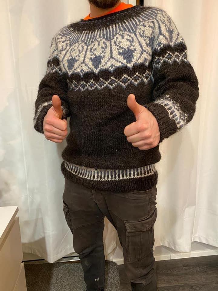 en kvinna i tröja