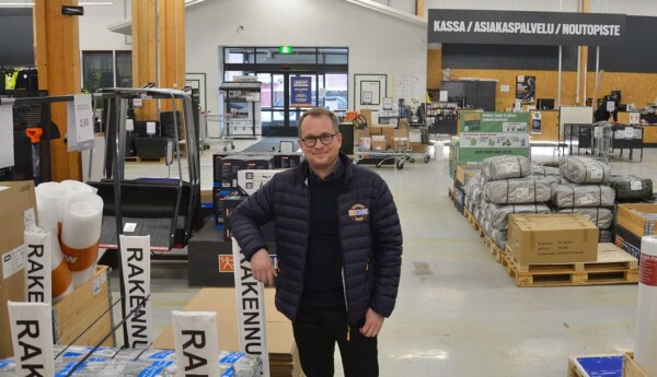 Man står i byggvaruhandel