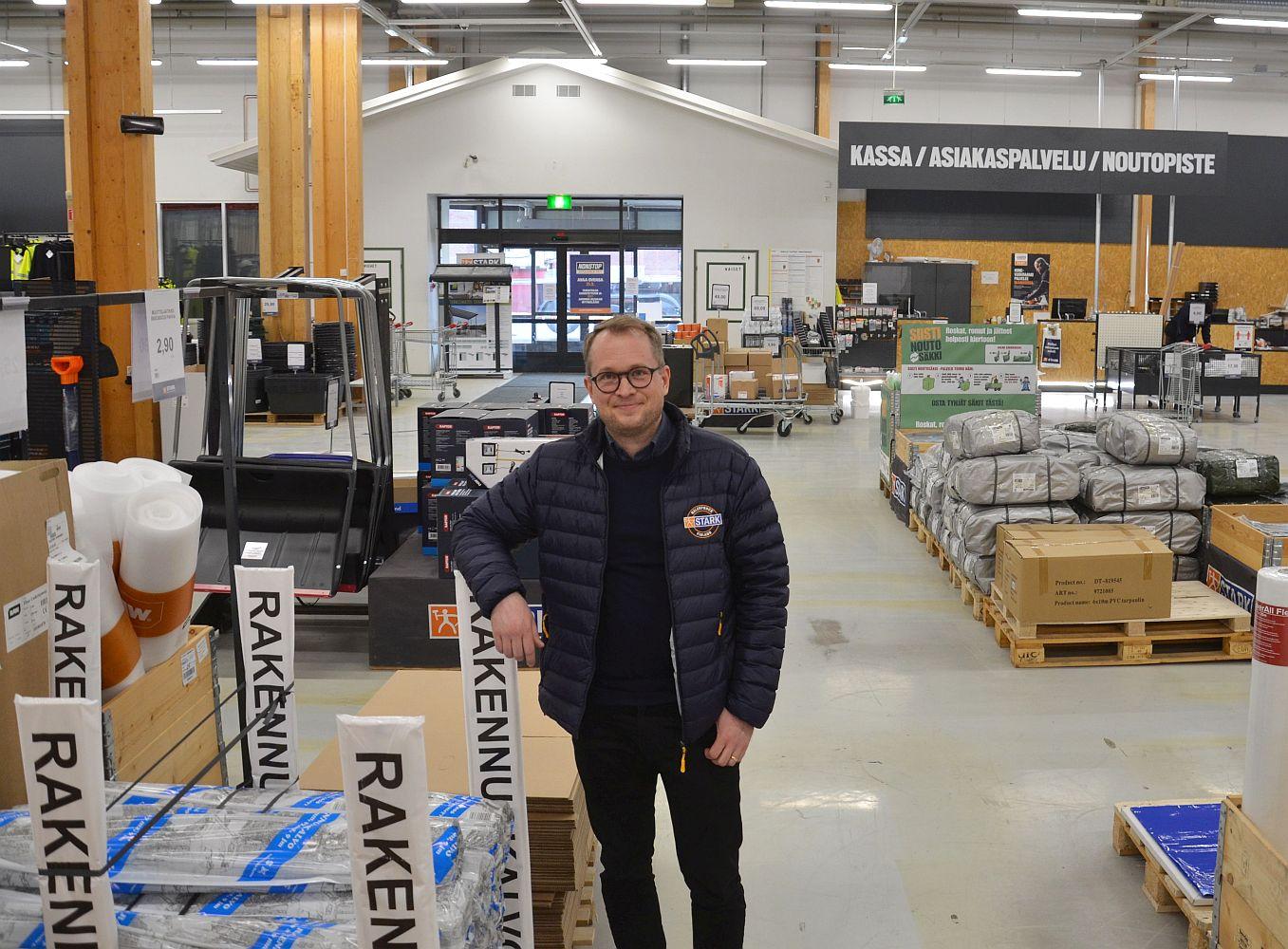 Man står i byggvaruhandel