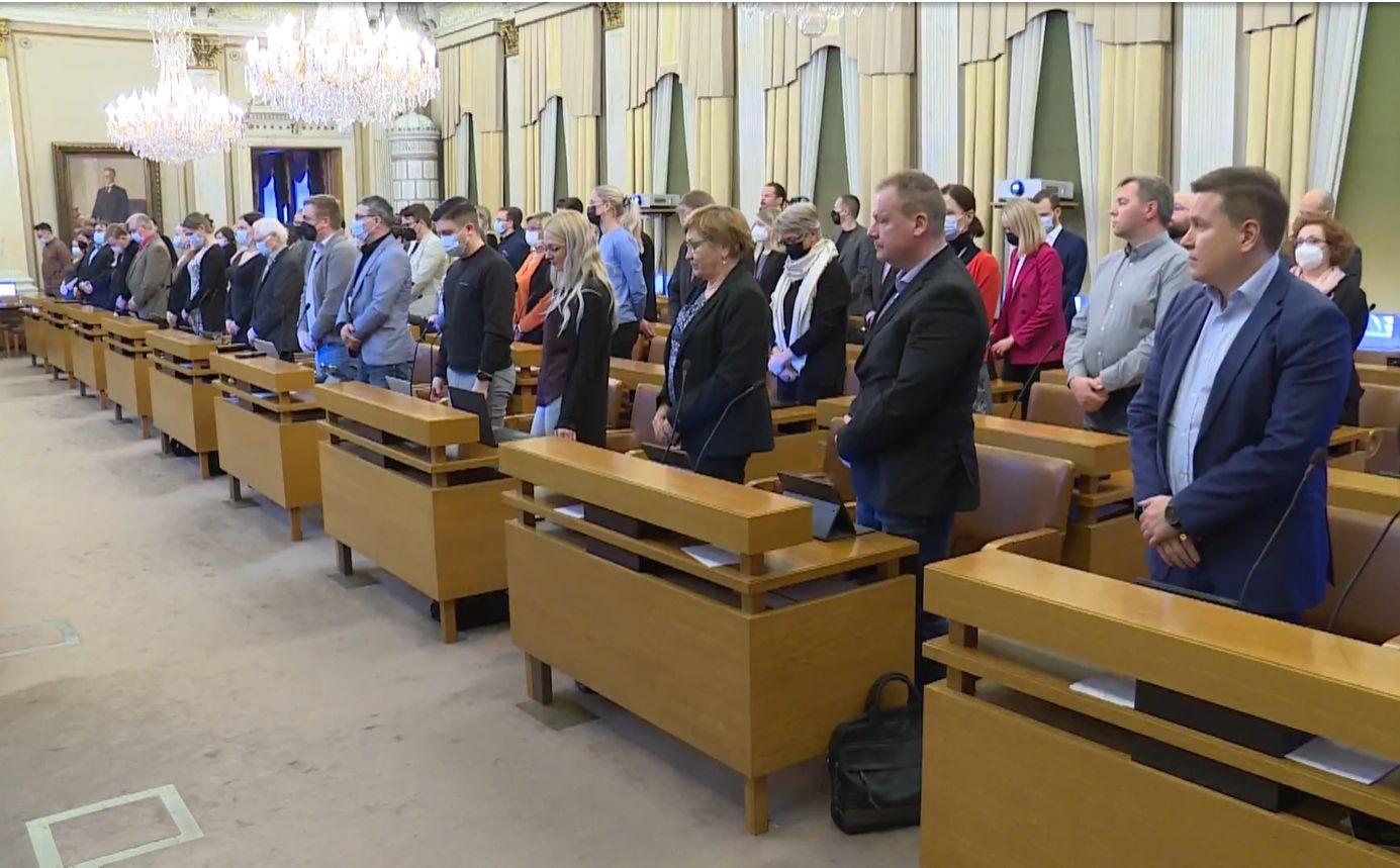Politiker står upp i mötessal