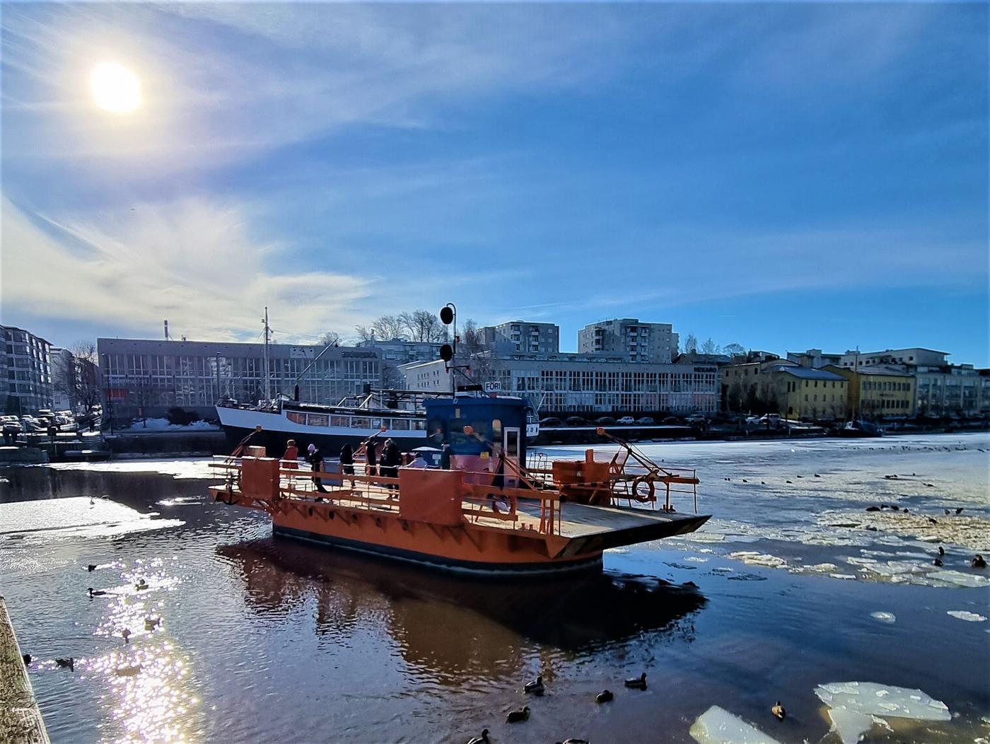 en liten orange båt