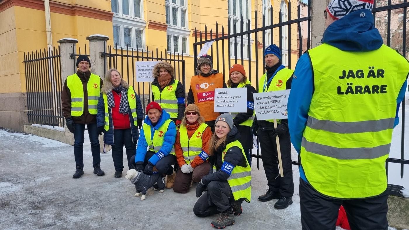 strejkande lärare i gula västar utanför skola