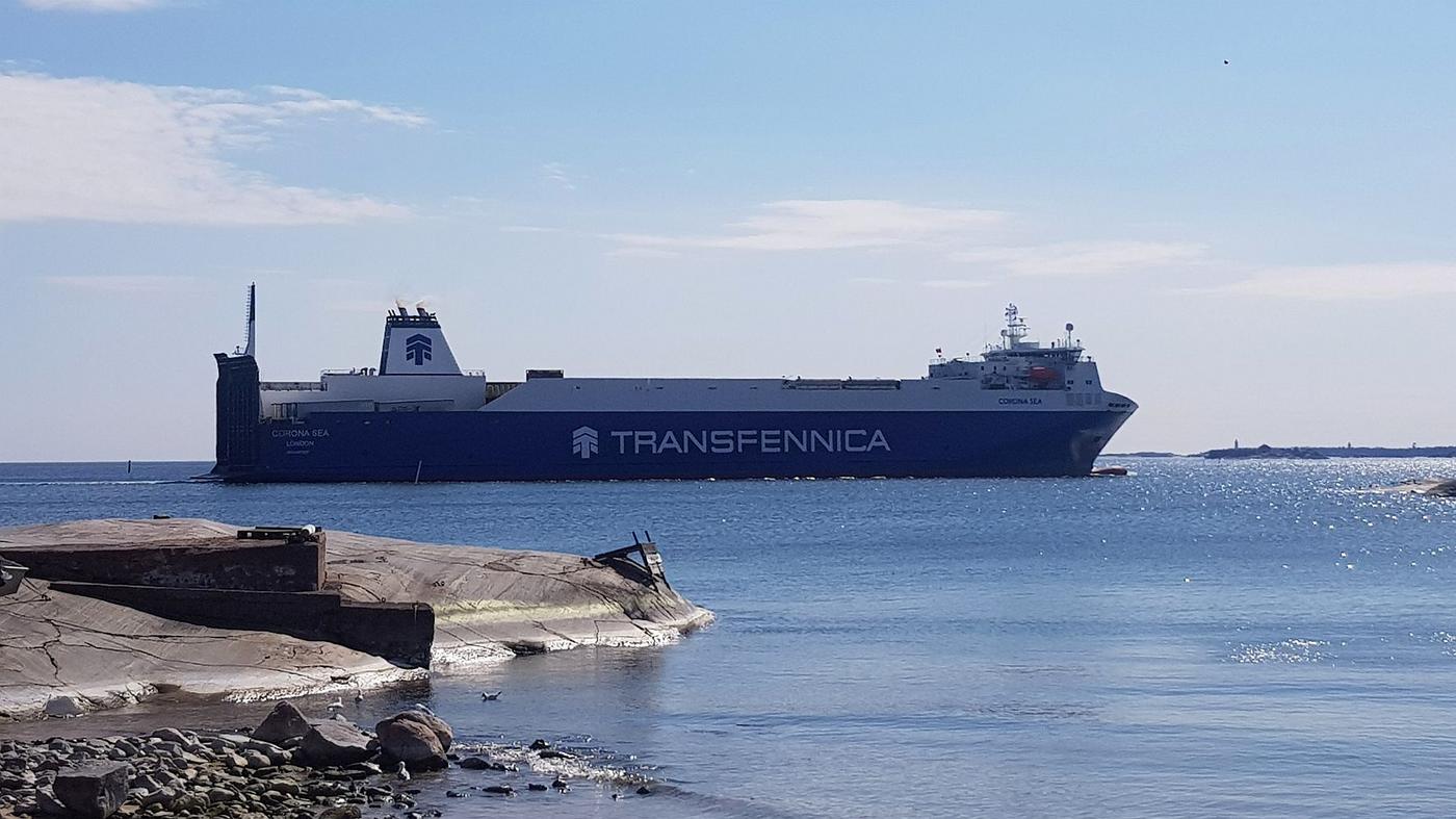 Fartyg på väg ut till havs från hamn