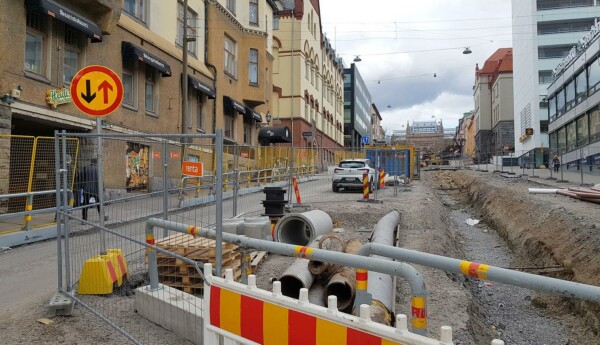 Uppgrävd gata i stadsmiljö