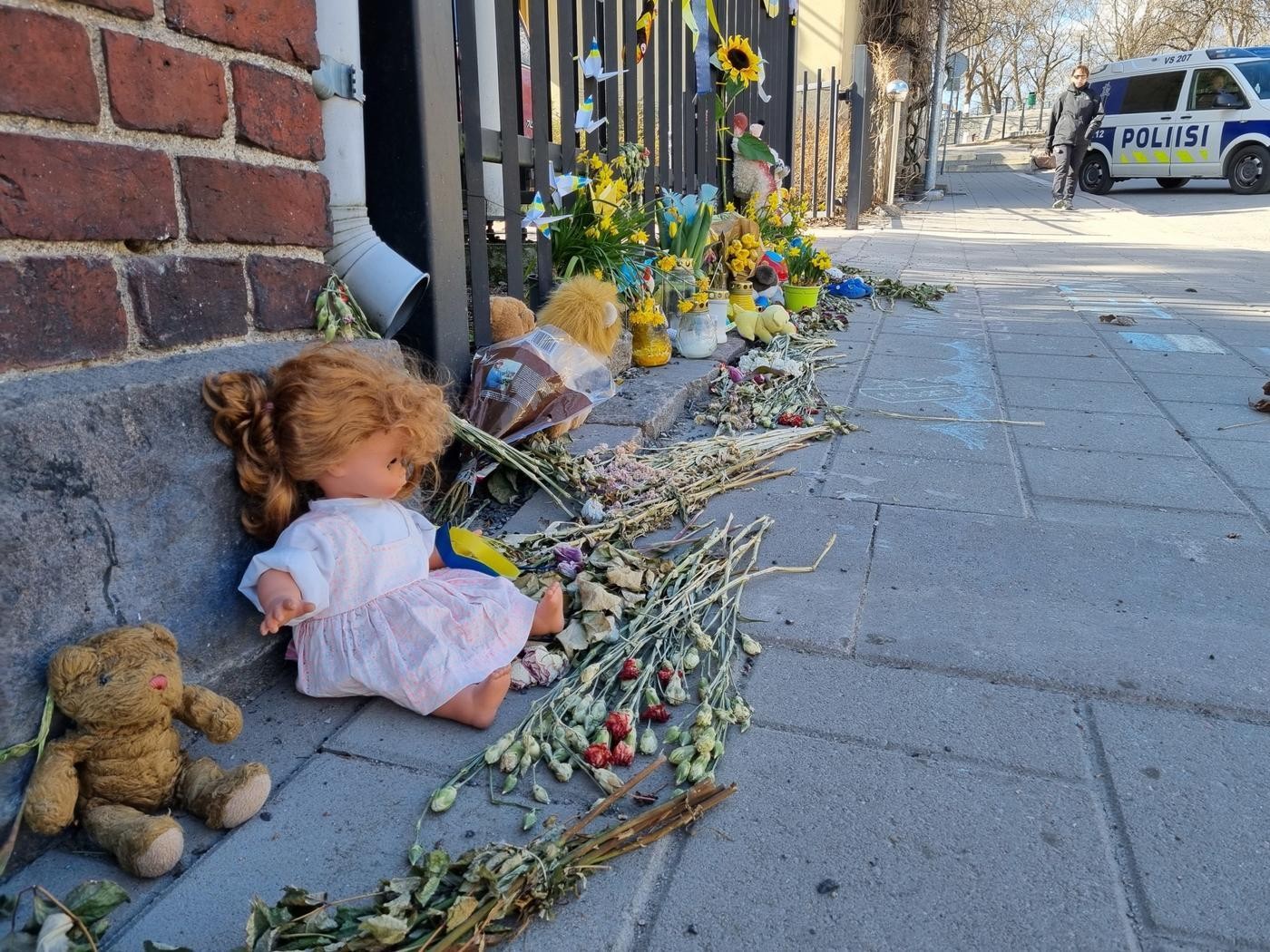 docka och blommor på gata