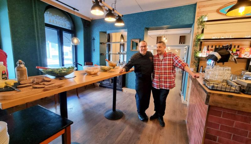Två män i en restaurangsal